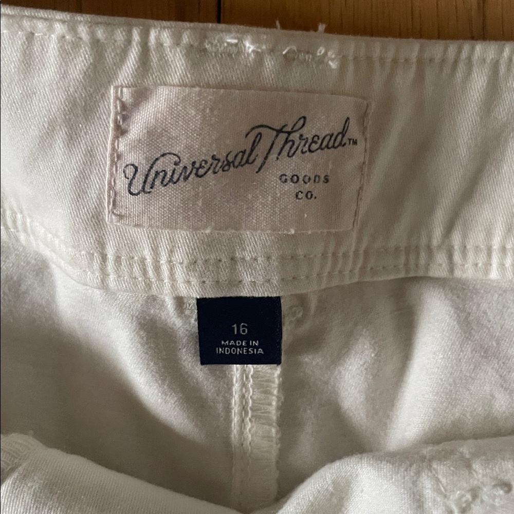 Universal Thread Cream Women's Shorts brand new with tag women’s size 16 - Picture 2 of 5